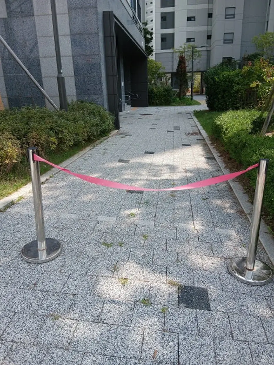 임시 리본 바리케이드 이전 오피스텔 단지 통로