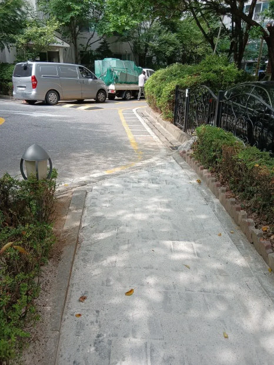 볼라드 설치 이전 아파트 단지 진입로 코너