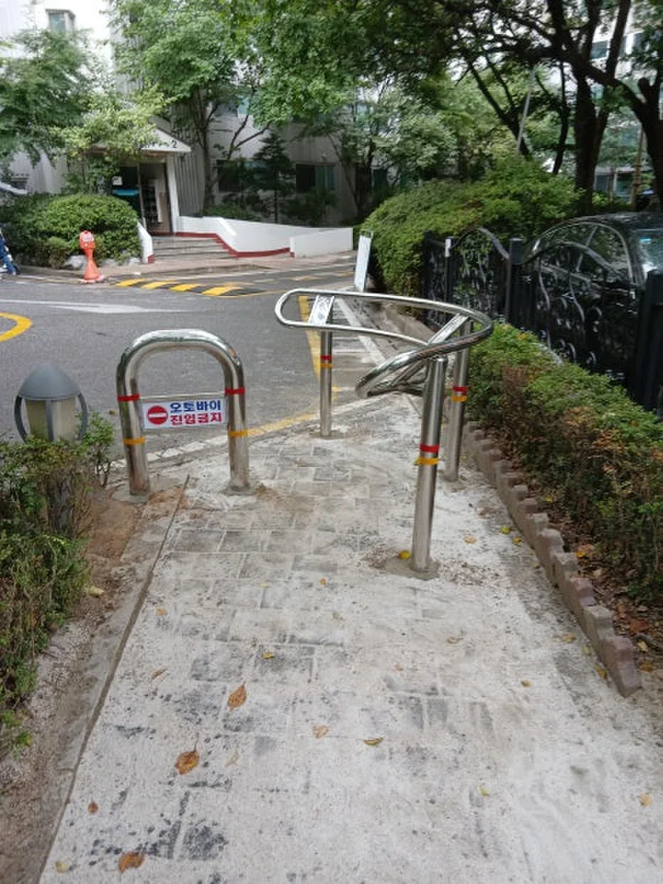 단지 진입로 소화전 옆 볼라드 설치
