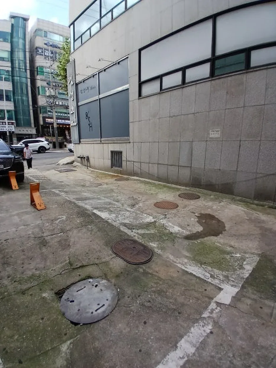 볼라드 설치 이전 상가 건물 측면 보도