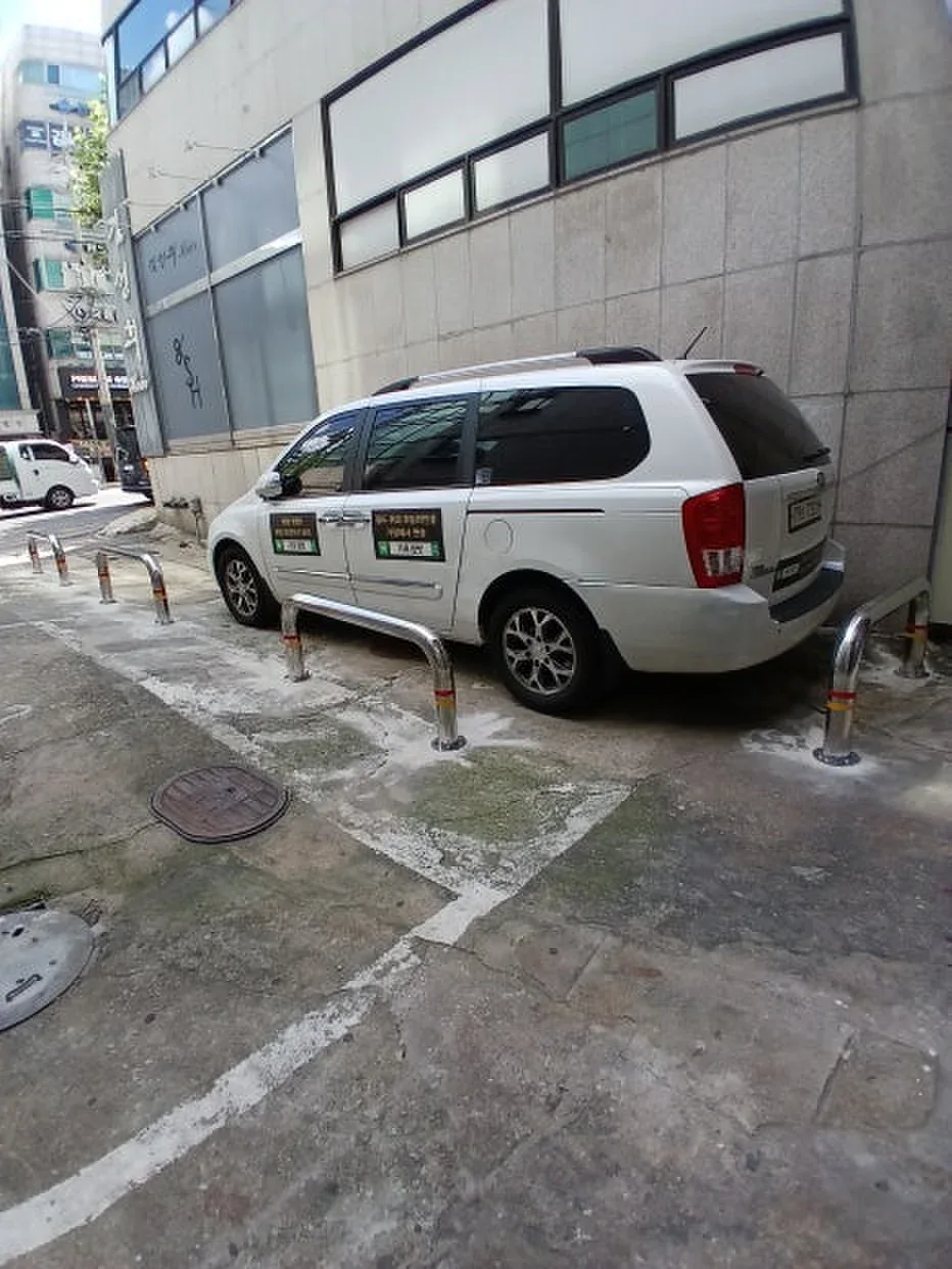 건물 외벽 보호 볼라드 라인