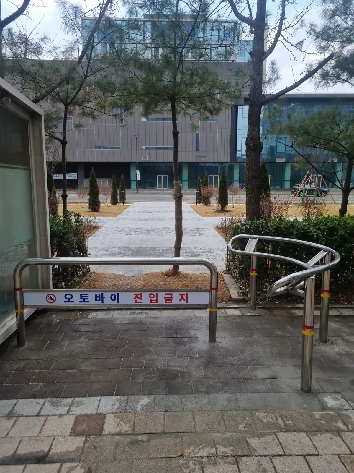 휴게공간 진입로 안전바 볼라드