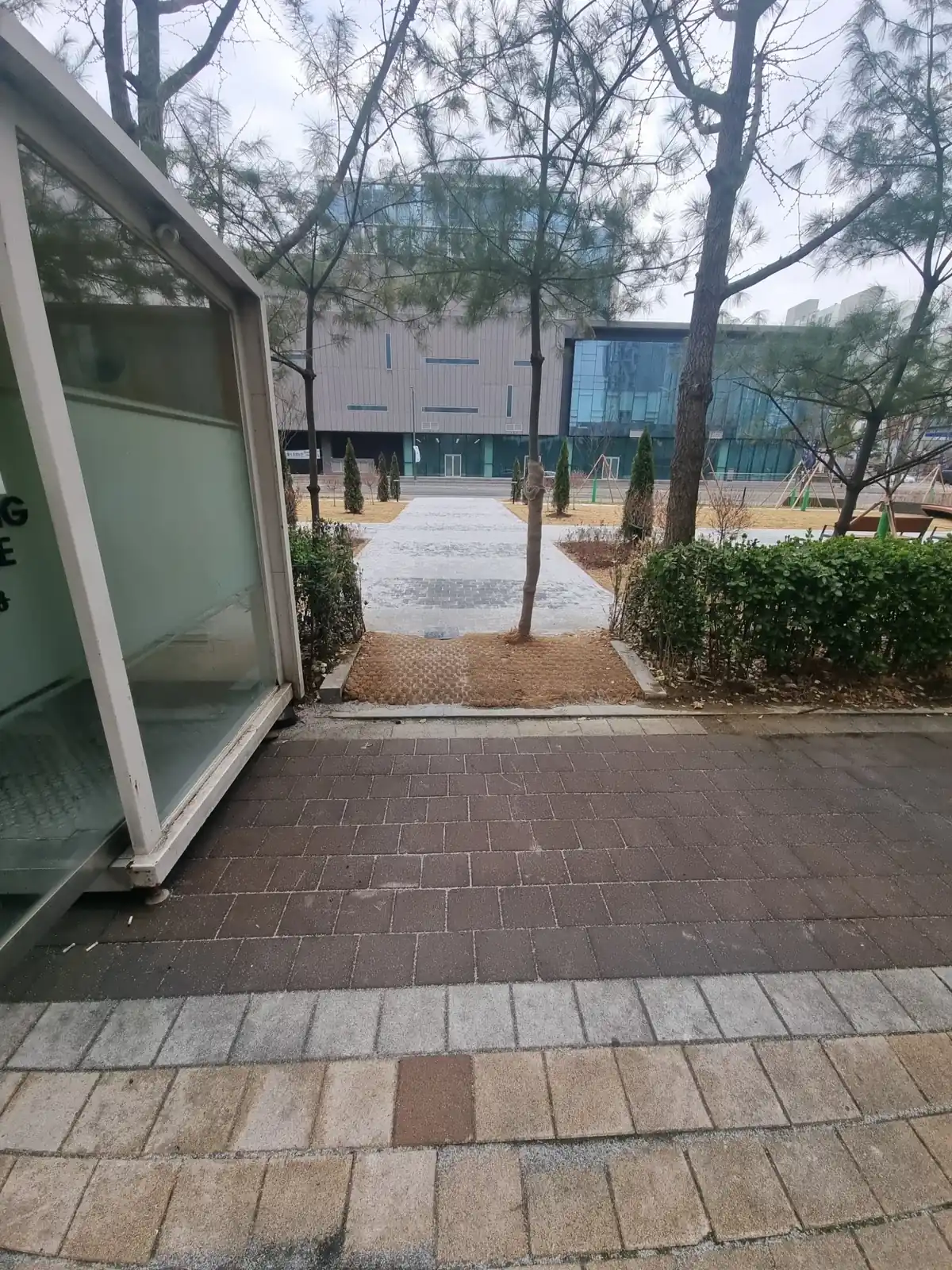 볼라드 설치 이전 아파트 흡연부스 옆 통로