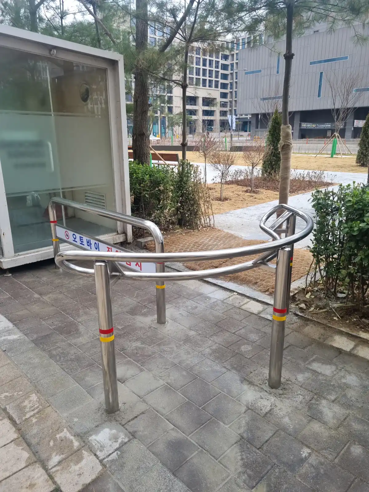오토바이 진입금지 안내판 부착 마감