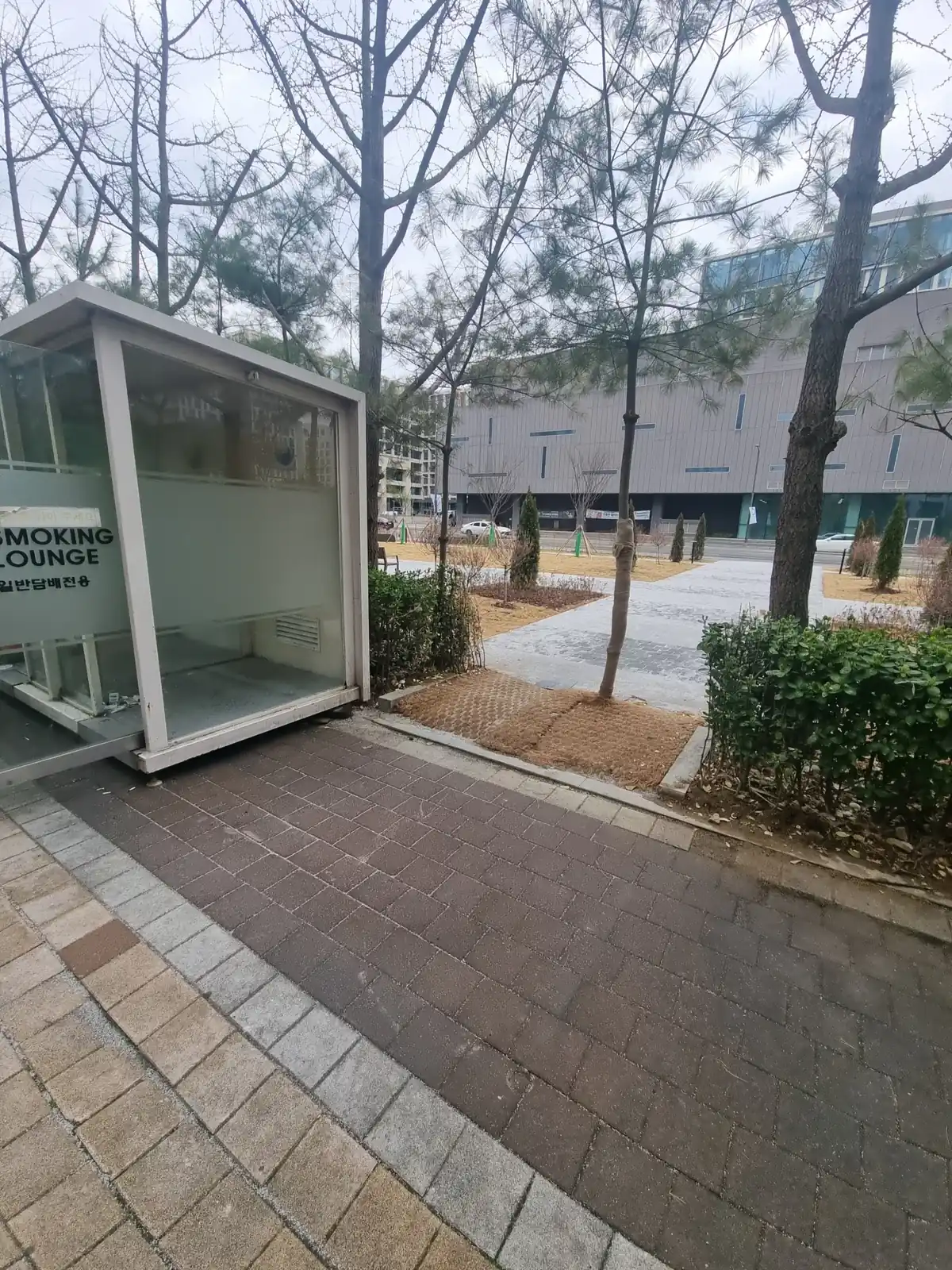 안내판 부착 전 아파트 휴게공간 통로