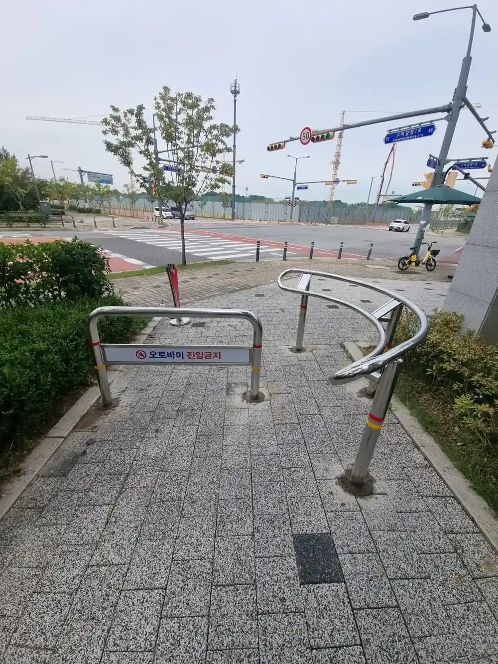 교차로 횡단보도 옆 보행로 볼라드 설치