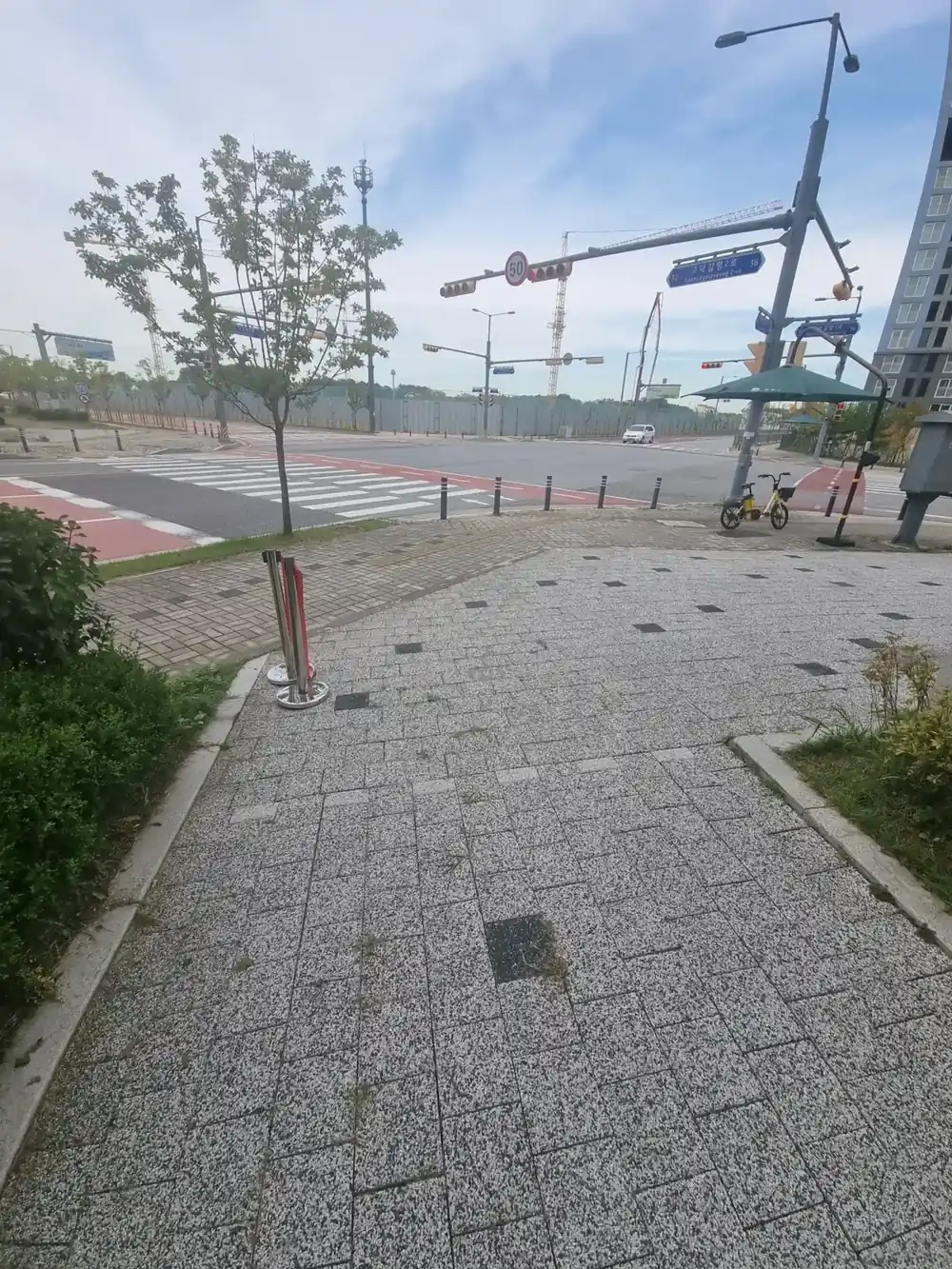 볼라드 설치 이전 교차로 횡단보도 옆 보행로